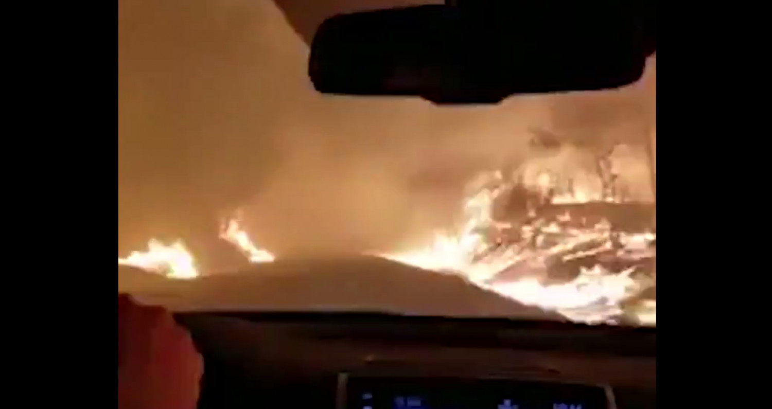 INCENDIES CALIFORNIE - Elle filme sa course contre la mort au volant de sa voiture et prie de toutes ses forces pour s'en sortir