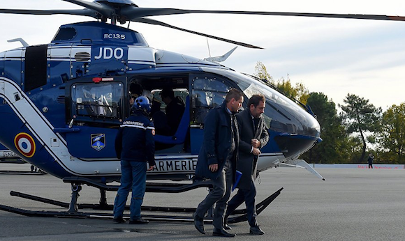 Christophe Castaner arrive en hélicoptère sur un point de blocage des "Gilets jaunes". (Capture d’écran Twitter@madeinHumanity)