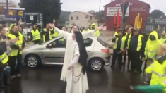 Gilets Jaunes – Deux sœurs dominicaines sortent de leur voiture et dansent quelques instants avec les manifestants