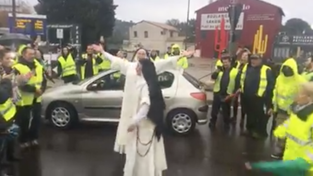 Deux sœurs dominicaines ont dansé avec les gilets jaunes le 24 novembre.