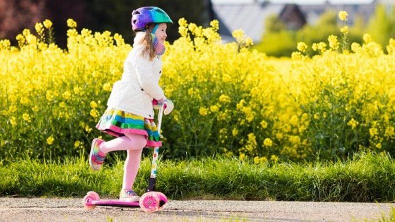 Une petite fille en trottinette renversée par une voiture. La gendarmerie lance un appel à témoins. (Crédit photo : Twitter @MagDetective)