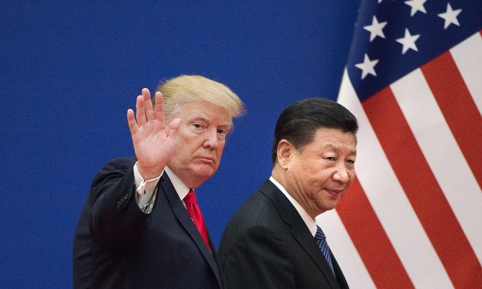 Le président américain Donald Trump et le dirigeant chinois Xi Jinping quittent le Grand palais du Peuple à Pékin, le 9 novembre 2017. (NICOLAS ASFOURI/AFP/Getty Images)