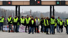 « Gilets jaunes » : un poids lourd tente de forcer un barrage, un policier tire