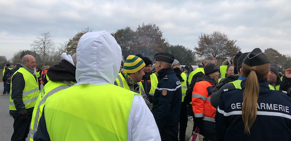 À Donges, en Loire-Atlantique, le maire refuse d'abattre les cabanes des "gilets jaunes". (Capture d’écran Twitter@AnnePatinec)
