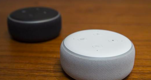 Les Echo Dots mis à jour sont photographiés au siège social d'Amazon, suite à un événement de lancement, le 20 septembre 2018 à Seattle, Washington. Amazon a lancé plus de 70 produits Alexa au cours de l'événement. (Stephen Brashear/Getty Images)
