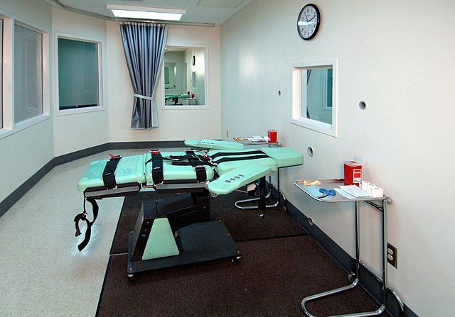 -Salle d’injection létale d’une prison d’état aux USA. Photo du Département californien des services correctionnels et de réadaptation. WIkipédia.