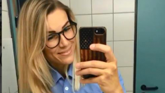 Une femme désignée comme « la plus belle policière d’Allemagne » est obligée par ses supérieurs de choisir entre être policière ou mannequin