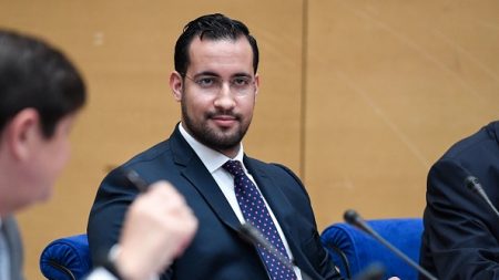 Interrogé par les juges, Alexandre Benalla affirme que l’arme qu’il brandit sur un selfie est un pistolet à eau