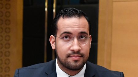 Avion privé, hôtel de luxe : le mystérieux voyage d’Alexandre Benalla au Tchad qui embarrasse l’Élysée