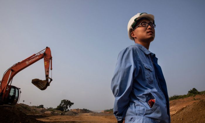 Un ingénieur chinois vu sur le chantier de l'extension de l’autoroute du sud entre Matara et Hambantota, au Sri Lanka, le 16 novembre 2018. (Paula Bronstein/Getty Images)