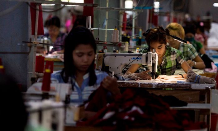 Des ouvrières birmanes travaillent dans une usine de confection à Yangon, le 1er novembre 2018. (Ye Aung Thu/AFP/Getty Images)