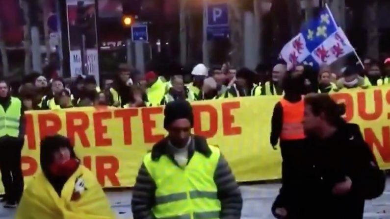 Lundi dernier sur BFM TV, l'historien Sylvain Boulouque a confondu le drapeau de la Picardie avec un étendard royaliste. Crédit : capture d'écran Twitter - @Tancrede_Crptrs.