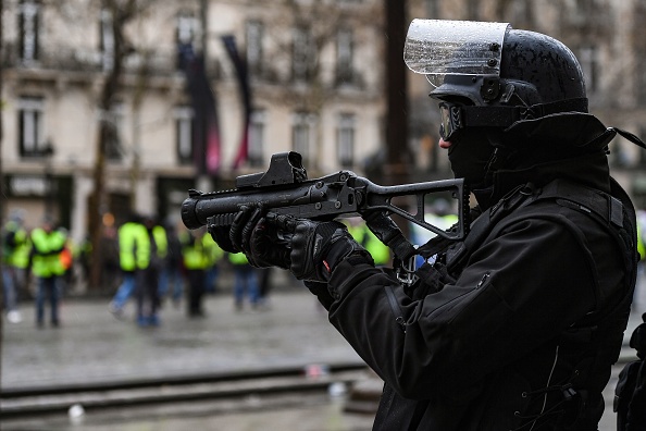 Le ministère de l’Intérieur vient de lancer un appel d’offres pour équiper les effectifs de la police nationale et de la gendarmerie. Crédit : CHRISTOPHE ARCHAMBAULT/AFP/Getty Images.