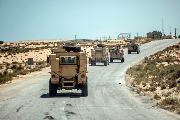 -Une photo prise le 26 juillet 2018 montre des policiers égyptiens conduisant sur une route menant à El-Arish, capitale de la province du Nord-Sinaï. La vie reprend à El-Arish, dans le nord du Sinaï, où l'armée égyptienne est en guerre contre les djihadistes. Photo KHALED DESOUKI / AFP / Getty Images.