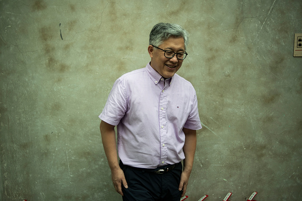 -Cette photo prise le 12 septembre 2018 montre Jin Mingri, pasteur en chef de l'église de Zion, posant à Beijing quelques jours après la fermeture d'une des plus grandes églises protestantes « souterraines » de Chine. Photo FRED DUFOUR / AFP / Getty Images.