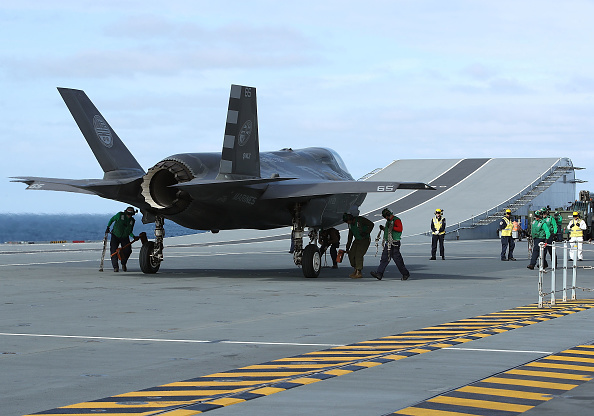 -Le Premier ministre Shinzo Abe juge nécessaire que le Japon se dote de moyens performants pour sa défense militaire, dont celui d’un porte avion. Photo de Mark Wilson / Getty Images.