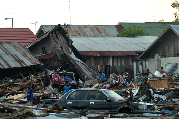 Tsunami en Indonésie sur les plages du détroit indonésien de la Sonde à la suite d'une éruption volcanique. (Photo : MUHAMMAD RIFKI/AFP/Getty Images)