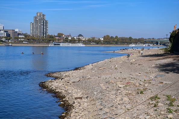 -Une photo prise le 21 octobre 2018 montre une vue générale du Rhin, qui est à son plus bas niveau, à Cologne, en Allemagne. Des mois de sécheresse ont laissé les niveaux d'eau sur le Rhin allemand à un niveau record, exposant une bombe de la Seconde Guerre mondiale et obligeant les exploitants de navires à interrompre leurs services pour empêcher les navires de s'échouer. Photo de PATRIK STOLLARZ / AFP / Getty Images.