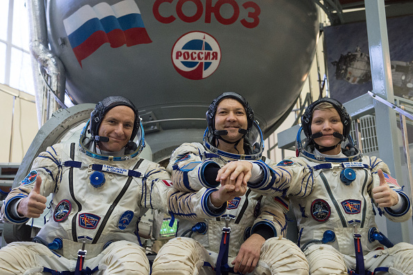 -Les membres de l'expédition de la Station spatiale internationale (ISS), le cosmonaute russe Oleg Kononenko, l'astronaute de la NASA Anne McClain et David Saint-Jacques de l'Agence spatiale canadienne, Le 14 novembre 2018. Photo STR / AFP / Getty Images.