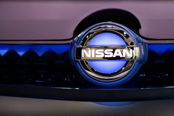 -Le logo de Nissan est visible sur un prototype dans un showroom Nissan à Tokyo le 21 novembre 2018. La crise de Nissan s'est aggravée le 21 novembre, le géant de l'automobile japonais pouvant lui-même faire face à des accusations d'inconduite financière qui aurait conduit à l'étourdissement par l’arrestation de son président Carlos Ghosn. Photo de MARTIN BUREAU / AFP / Getty Images.