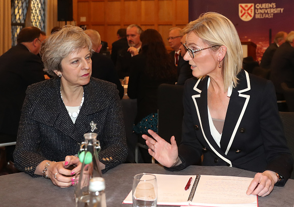 -La Première ministre britannique Theresa May s'entretient avec la directrice générale du 3e secteur (CO3), Nora Smith, lors de sa visite à l'Université Queen's de Belfast, le 27 novembre 2018. La Grande-Bretagne pourrait conclure des accords commerciaux en dehors de l'Union européenne. Le président américain Trump a déclaré que cela semblait être un "très bon plan" pour l'Union européenne, qui pourrait empêcher la Grande-Bretagne de conclure ses propres accords commerciaux avec les États-Unis. Photo LIAM MCBURNEY / AFP / Getty Images.