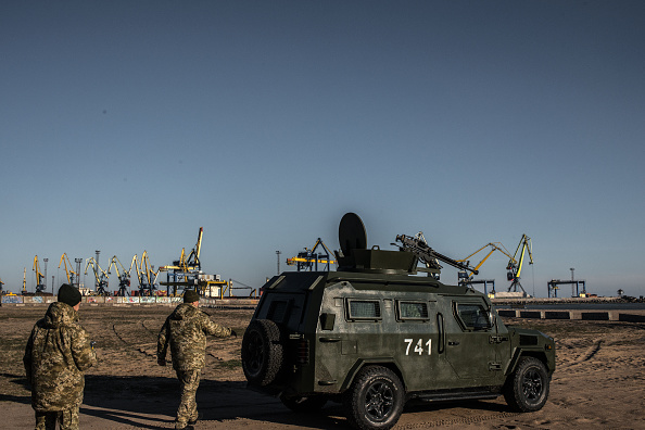 
265/5000
Les forces de sécurité frontalières ukrainiennes patrouillent sur la côte de la mer d'Azov près du port de Marioupol lorsque le Président Porochenko a déclaré la loi martiale en réponse à l'attaque et à la saisie de trois navires de guerre ukrainiens par les forces russes le 29 novembre 2018 à Marioupol, Ukraine.(Photo :  Martyn Aim/Getty Images)