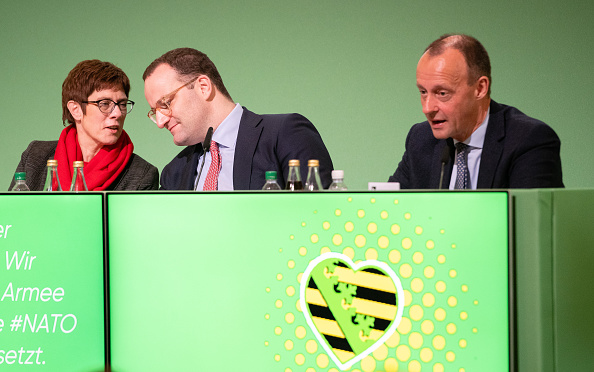 -Les trois candidats à la succession d’Angela Merkel à la tête de la CDU font actuellement campagne dans toute l’Allemagne avant le congrès du parti CDU les 7 et 8 décembre. Photo de Jens Schlueter / Getty Images.