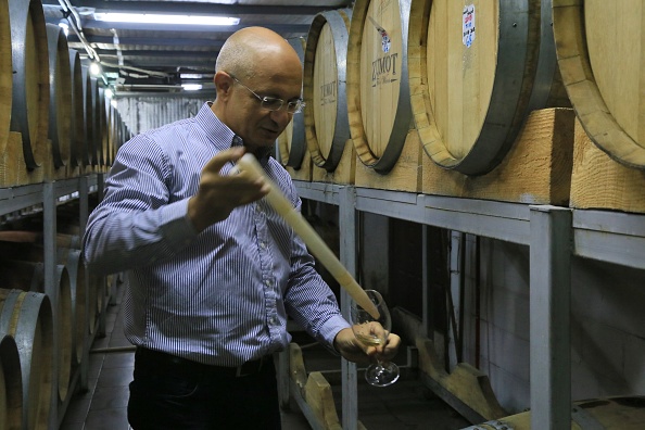 -Omar Zumot, qui a étudié la vinification en France, échantillonne un vin dans la cave Saint George à Zahab, dans la banlieue est d'Amman, le 5 novembre 2018. Les amateurs de vin aiment dire que le vin que Jésus-Christ a servi à ses disciples lors de la dernière Cène est venu de la ville d'Umm Qais, dans le nord de la Jordanie. Photo LAURE VAN RUYMBEKE / AFP / Getty Images.