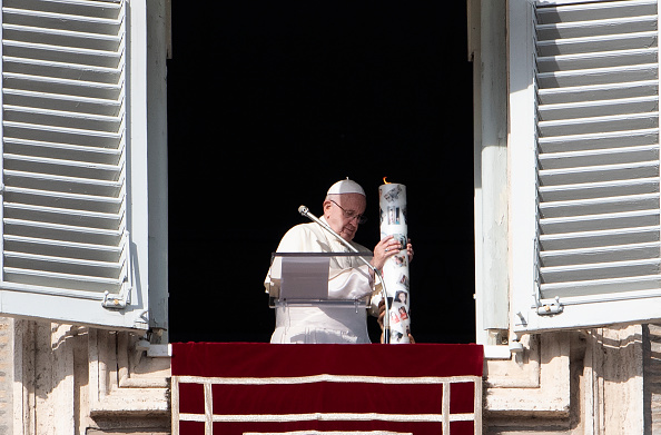 -Le pape François allume une bougie d'aide et de solidarité pour le peuple syrien lors de sa prière du dimanche à l'Angélus le 2 décembre 2018 Photo TIZIANA FABI / AFP / Getty Images.