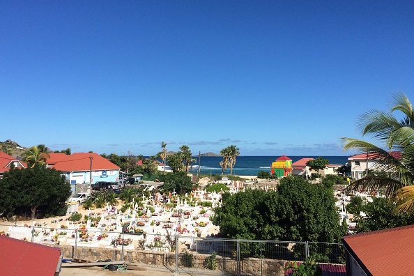 -Vue générale du cimetière Lorient à Saint-Barthélemy le 1er décembre 2018, où est située la tombe de l'icône du rock français Johnny Hallyday. La France soulignera le premier anniversaire de la mort de Johnny Hallyday le 5 décembre 2018. Photo VALENTINE AUTRUFFE / AFP / Getty Images.