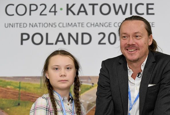 -Greta Thunberg, une activiste suédoise du climat âgée de 15 ans, et son père, Svante, assistent à une conférence de presse lors du sommet de la COP24 sur les changements climatiques à Katowice, en Pologne, le 4 décembre 2018. Greta a décidé de lancer une grève tous les vendredis devant le Parlement suédois pour inciter les politiciens à agir face aux changements climatiques après l’été le plus chaud de la Suède. Photo JANEK SKARZYNSKI / AFP / Getty Images.