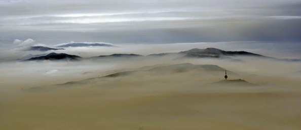 -Une épaisse couche de brouillard couvre toute la ville de Sarajevo, depuis un point culminant du mont. Trebevic, le 4 décembre 2018. La capitale de la Bosnie-Herzégovine est recouverte de smog depuis plusieurs jours. Photo ELVIS BARUKCIC / AFP / Getty Images.