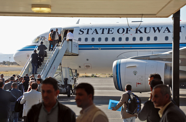 -Une délégation rebelle yéménite se prépare à prendre un avion koweïtien accompagné d'un envoyé de paix des Nations unies et se rendra en Suède pour des pourparlers importants avec le gouvernement dans le but de mettre fin à la guerre dévastatrice du pays, le 4 décembre 2018 à Sanaa. Le départ des insurgés huthis fait suite à un échange de prisonniers et à l'évacuation de 50 rebelles blessés pour y être soignés à Oman, ce qui a renforcé considérablement les efforts de paix. Photo MOHAMMED HUWAIS / AFP / Getty Images