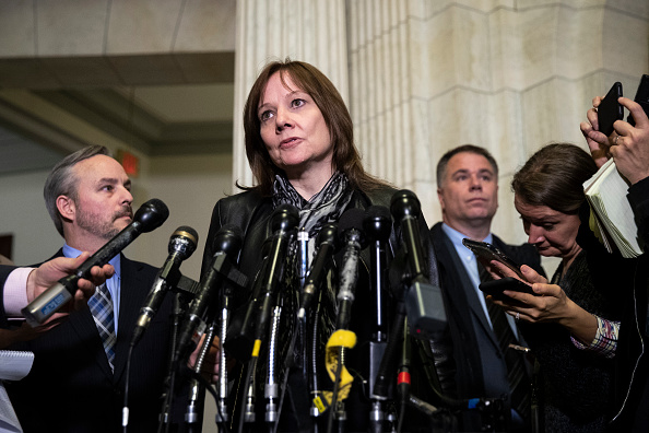 Mary Barra, directrice générale de General Motors, s'entretient avec des journalistes après une réunion avec les sénateurs à Capitol Hill, le 5 décembre 2018 à Washington, DC.  General Motors est sous le feu des critiques pour son projet de supprimer environ 8 000 salariés et 3 300 salariés horaires aux États-Unis. (Photo : Drew Angerer/Getty Images)