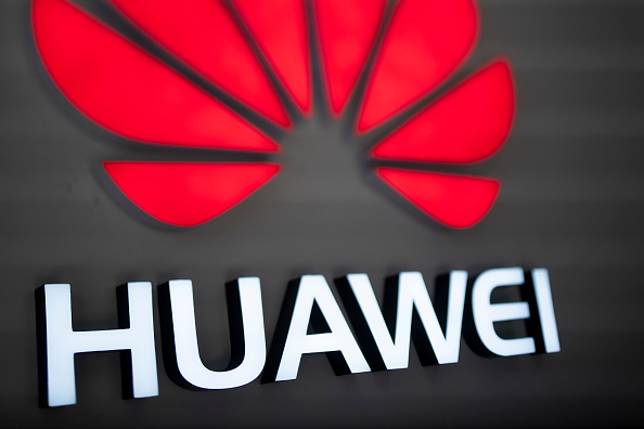 -Le logo Huawei est affiché dans un magasin à Pékin le 6 décembre 2018. Le directeur financier du géant chinois des télécommunications Huawei a été arrêté au Canada et risque d'être extradé vers les États-Unis. Photo FRED DUFOUR / AFP / Getty Images.