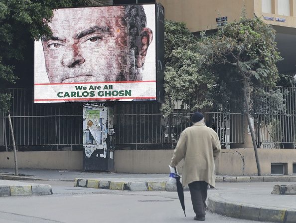 -Le 6 décembre 2018, dans une rue de Beyrouth, on voit un portrait de l'ancien chef de Nissan, Carlos Ghosn, sur un panneau publicitaire. Photo JOSEPH EID / AFP / Getty Images.