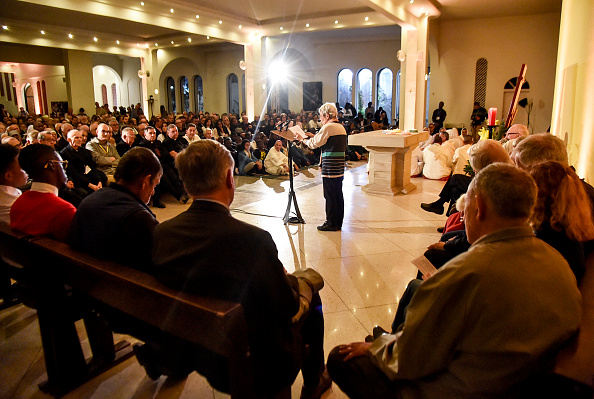 -Sœur Anne-Marie, une religieuse blessée lors de la guerre civile algérienne dans les années 1990, témoigne lors d'une veillée spirituelle à la cathédrale Sainte-Marie, dans la ville d'Oran. La béatification de sept moines français et de 12 autres membres du clergé tués pendant la guerre, la première cérémonie de ce genre dans une nation musulmane. Photo de RYAD KRAMDI / AFP / Getty Images.