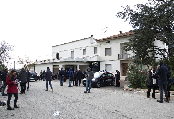 -Des policiers se tiennent devant l'entrée de la salle de concert Lanterna Azzurra à Corinaldo le 8 décembre 2018 après la mort de six personnes dans une bousculade lors d'un concert. L'utilisation présumée d'une substance ressemblant à un spray au poivre aurait provoqué le chaos dans la salle. Photo LUCA PRIZIA / AFP / Getty Images.