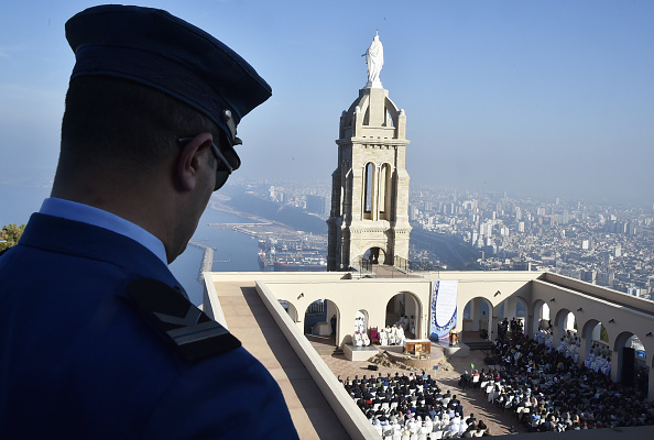 -Un membre des forces de sécurité algériennes monte la garde lors d'une cérémonie qui se déroule dans la chapelle Notre-Dame de Santa Cruz à Oran, dans le nord de l'Algérie, au cours de laquelle sept moines français et 12 autres membres du clergé tués au cours de la guerre civile ont été béatifiés le 8 décembre 2018. Photo RYAD KRAMDI / AFP / Getty Images.