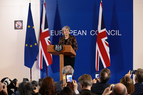 La Première ministre britannique Theresa May tient une conférence de presse au Conseil européen lors du sommet européen de deux jours qui se tiendra le 14 décembre 2018 à Bruxelles, en Belgique. Mme May est revenue au sommet de l'UE pour obtenir davantage de garanties sur le caractère temporaire du système irlandais de soutien, espérant à son tour persuader les députés de voter son accord sur le Brexit au Parlement dans les prochaines semaines.(Photo : Dan Kitwood/Getty Images)