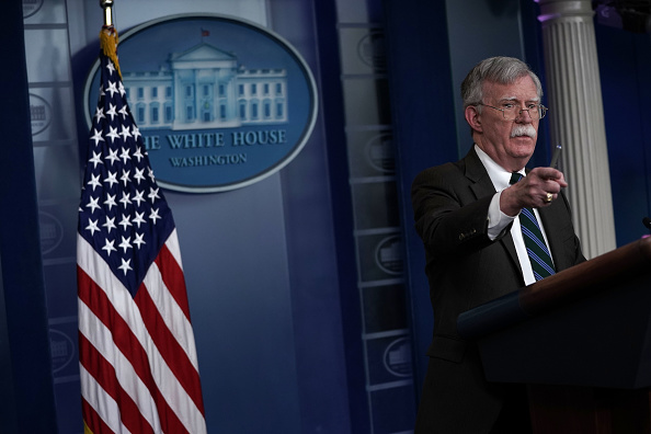 -Le conseiller à la sécurité nationale, John Bolton, dénonce avec l'administration Trump, "les comportements prédateurs de la Chine et de la Russie qui freinent la croissance économique de l’Afrique ce qui posent une menace significative pour les intérêts nationaux américains. » Photo par Alex Wong / Getty Images.