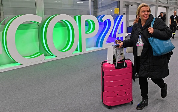 -Un participant part avant la fin de la dernière session du sommet de la COP24 sur le changement climatique à Katowice, en Pologne, le 14 décembre 2018. Photo JANEK SKARZYNSKI / AFP / Getty Images.