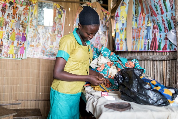 -Cette photo, prise le 5 décembre 2018, montre la jeune Togolaise Joséphine cousant à Cotonou. Photo YANICK FOLLY / AFP / Getty Images.