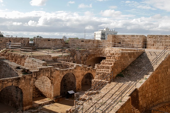 -Des résidents des deux côtés de Chypre se sont réunis pour restaurer leur héritage ancien et réparer les liens avec la politique alors même que les pourparlers de paix restent au point mort. Au cours de la dernière décennie, les Chypriotes grecs et turcs ont uni leurs forces pour reconstruire et restaurer des dizaines d'églises, mosquées et monuments historiques sur l'île méditerranéenne, qui avaient retrouvé leur éclat, après avoir été endommagés par le conflit ou par la négligence. Photo de CHRISTINA ASSI / AFP / Getty Images.