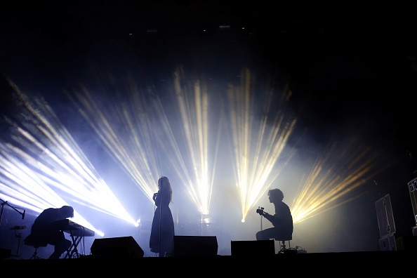 -Des artistes se produisent lors d'un concert dans le cadre du festival Gogol à Marioupol, dans la mer d'Azov. Alors que les perspectives d'une résolution politique s'annoncent lointaines, une accalmie fragile a permis aux habitants penser à quelque chose de plus que la survie. Photo ALEKSEY FILIPPOV / AFP / Getty Images.