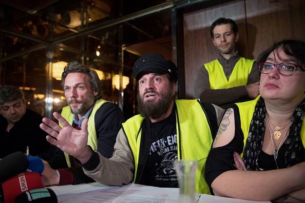 Le chanteur Francis Lalanne et des "gilets jaunes" .  (Photo : ERIC FEFERBERG/AFP/Getty Images)