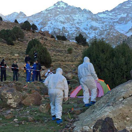 -Une image capturée dans une vidéo diffusée sur la chaîne d'information marocaine 2M le 18 décembre 2018 montre des policiers près d'une tente sur les lieux d'un crime où les corps de deux femmes scandinaves ont été retrouvés la veille dans une région montagneuse isolée. Photo by sources diverses AFP / Getty Images.