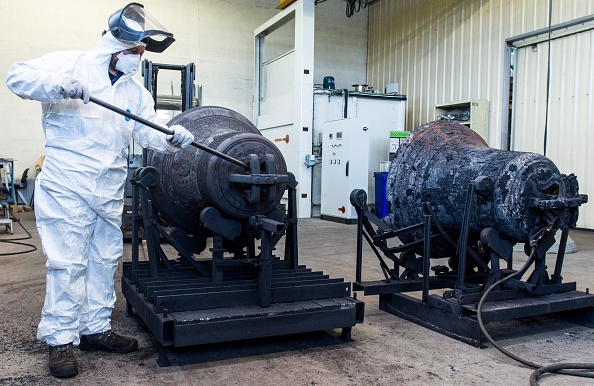 -Un employé de la société Bodet restaure une vieille cloche le 17 décembre 2018 à l'usine de Trémentines, dans l'ouest de la France. C’est la seule usine en France à restaurer des cloches anciennes. Photo SEBASTIEN SALOM-GOMIS / AFP / Getty Images.