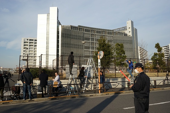 -Le 20 décembre 2018, un policier monte la garde devant la maison de détention de Tokyo, où est détenu l'ancien président de Nissan, Carlos Ghosn. Photo KAZUHIRO NOGI / AFP / Getty Images.