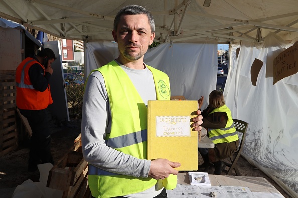 À Cagnes-sur-Mer, les "gilets jaunes" créent le cahier de doléances.   (Photo : VALERY HACHE/AFP/Getty Images)